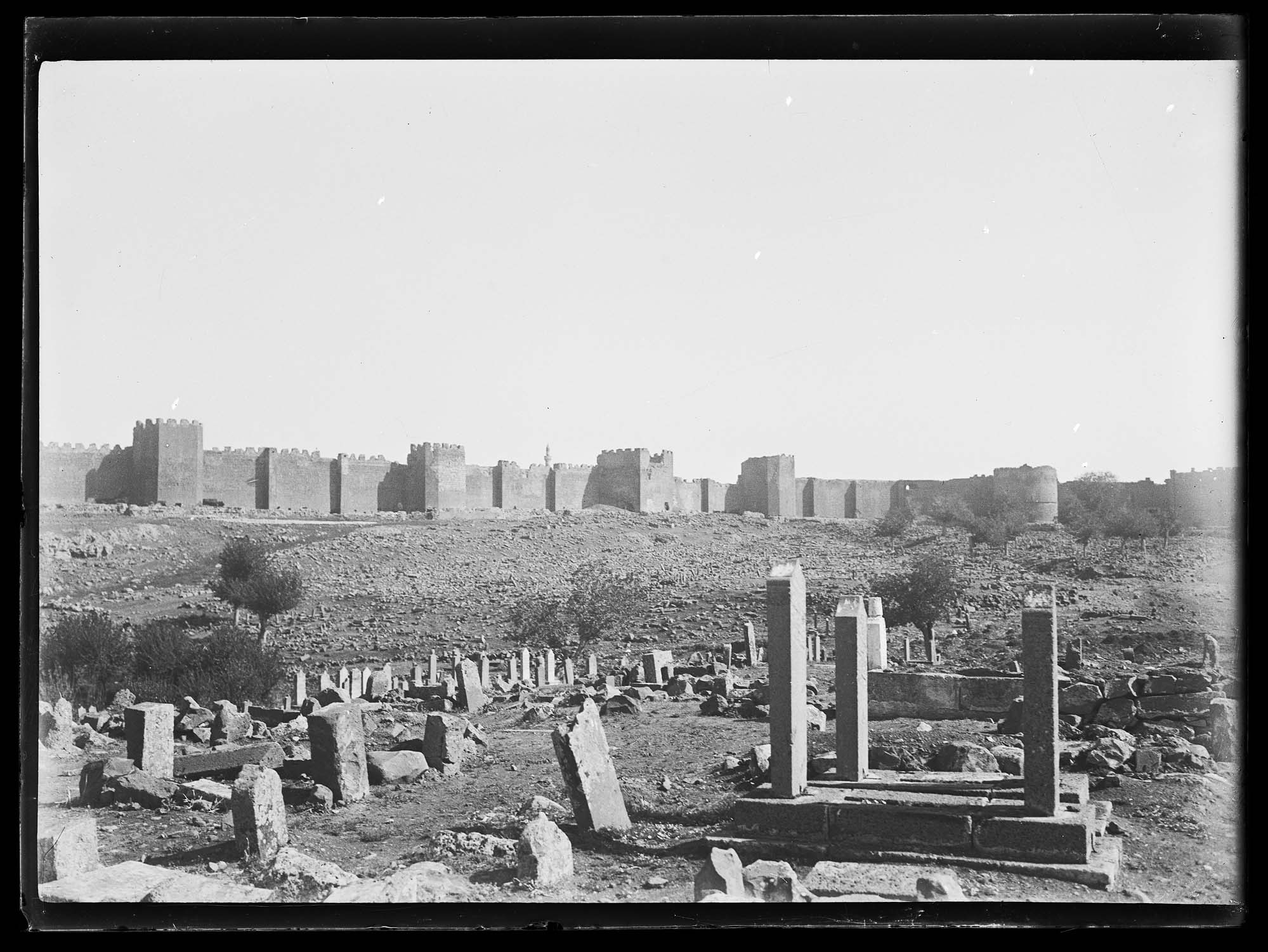Les remparts à l'ouest de la porte de Mardin